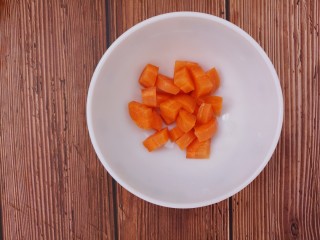 1、鸡蛋炒饭,先把胡萝卜切小块