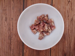 2、鸡蛋炒饭,香肠切成丁