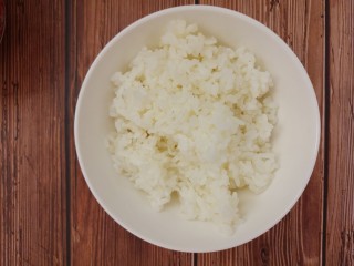 7、鸡蛋炒饭,准备一碗米饭