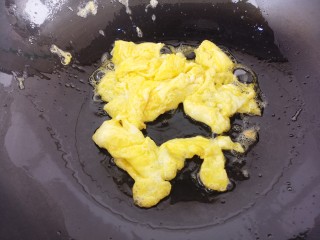 9、鸡蛋炒饭,把鸡蛋炒熟