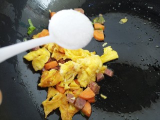 12、鸡蛋炒饭,继续翻炒几下，再加一勺盐