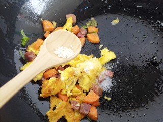 13、鸡蛋炒饭,小半勺鸡精