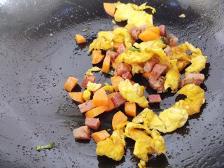 15、鸡蛋炒饭,然后炒匀