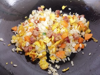 17、鸡蛋炒饭,继续翻炒均匀即可，全程都是小火哦。