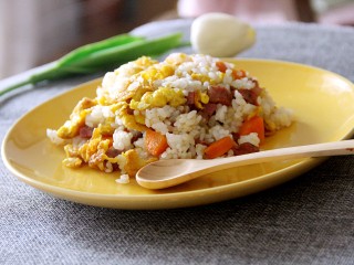 18、鸡蛋炒饭,装盘，可以吃了