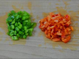 3、来一份下饭又下酒的酱爆香螺，勾住吃货们的胃,青红辣椒切丁。