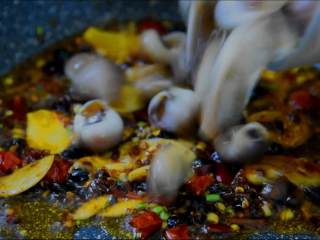 5、来一份下饭又下酒的酱爆香螺，勾住吃货们的胃,加入香螺翻炒。