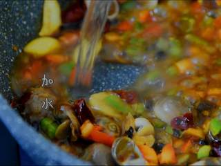 7、来一份下饭又下酒的酱爆香螺，勾住吃货们的胃,加水，焖煮2分钟。