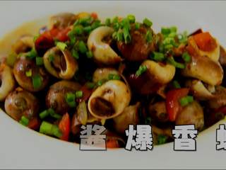 9、来一份下饭又下酒的酱爆香螺，勾住吃货们的胃,装盘，人间美味就在眼前，一起来尝一尝吧！