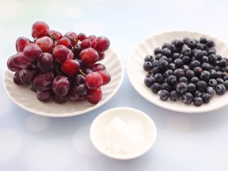 1、蓝莓葡萄甜汁,首先备齐榨果汁的食材。
