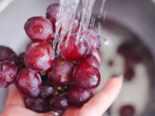 2、蓝莓葡萄甜汁,把葡萄先用淡盐水浸泡一会后，用自来水反复冲洗干净。