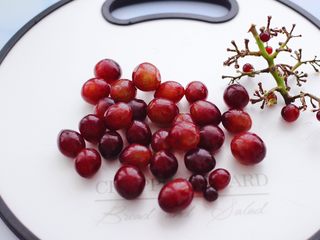 3、蓝莓葡萄甜汁,把洗净后的葡萄，去掉葡萄根和不用的杂质。