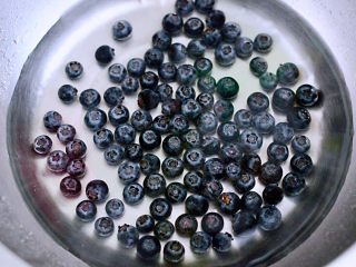 4、蓝莓葡萄甜汁,同样的方式，把蓝莓用淡盐水浸泡10分钟后，用清水冲洗干净。