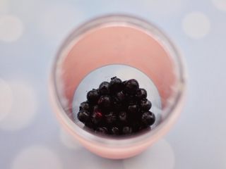 5、蓝莓葡萄甜汁,先把清洗干净的蓝莓，放到果汁杯里。