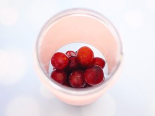 6、蓝莓葡萄甜汁,再放入处理干净的葡萄。