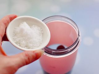 7、蓝莓葡萄甜汁,倒入称重后的白砂糖。