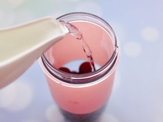 8、蓝莓葡萄甜汁,最后倒入纯净水，喜欢喝浓一点的，可以少放一点纯净水。