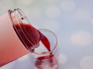 11、蓝莓葡萄甜汁,把榨好的蓝莓葡萄甜汁，倒入杯中即可享用了。