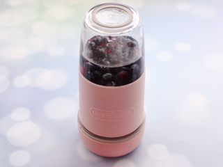 9、蓝莓葡萄甜汁,盖上果汁杯的盖子，启动榨汁模式榨汁即可。