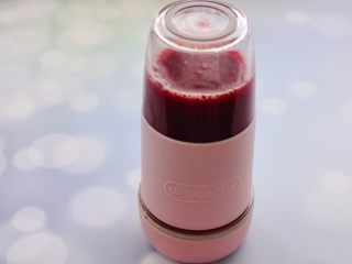 10、蓝莓葡萄甜汁,酸酸甜甜好味道的蓝莓葡萄甜汁榨好了。