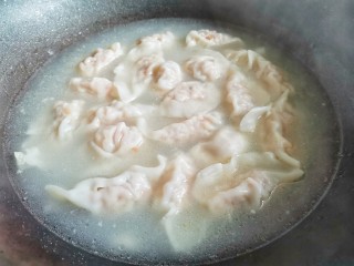8、酸汤水饺,水开下饺子,煮至浮起,关火停三分钟。