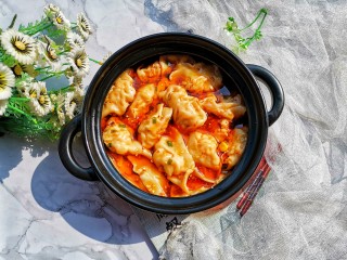 9、酸汤水饺,盛出饺子到酸汤汁里,