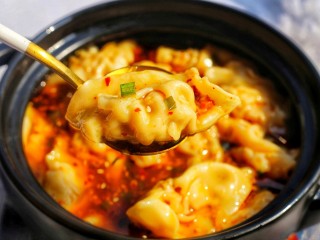 11、酸汤水饺,最后撒点葱花即可。