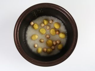 9、排骨板栗香焖饭,将洗好的大米放入电饭锅，加入适量的水，放入洗干净后的板栗、莲子。