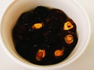 3、荷香糯米排骨,                干香菇泡发