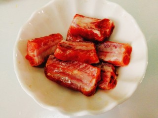 5、荷香糯米排骨,                  排骨洗干净