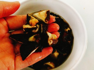 10、荷香糯米排骨,干香菇泡发后剪小