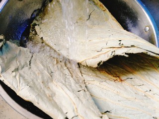 13、荷香糯米排骨,买的是干荷叶，冲洗浸泡15分钟，如果有新鲜的荷叶那就更好了。