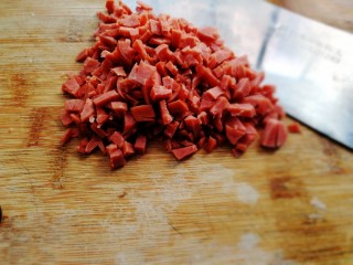 14、荷香糯米排骨,香肠切小备用