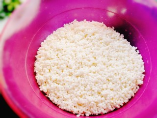 16、荷香糯米排骨, 把糯米倒入大的盆子里