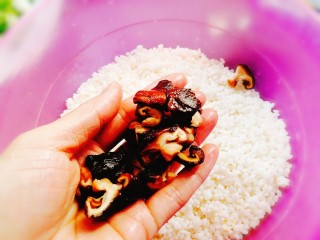 17、荷香糯米排骨,                 加入香菇