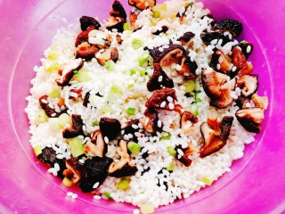 18、荷香糯米排骨,                   葱白