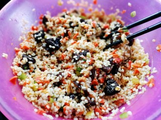 25、荷香糯米排骨,再次搅拌均匀，盖上盖子静10分钟，其之更好的入味