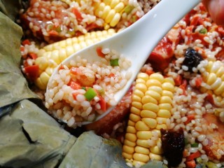 30、荷香糯米排骨,将留出来的糯米加入缝隙里