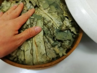 32、荷香糯米排骨,将荷叶包上