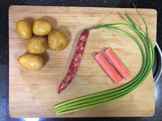 1、超满足便当（21）,闷饭的食材备料 本来还在找腊肉的 没找到 其他食材 比如豆子 红萝卜什么的 都可以 想吃啥都可以放进来