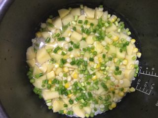 6、超满足便当（21）,放入蒜苔段（小时候 特别不喜欢的两个菜 一个是苦瓜 一个是蒜苔 但是幼儿园的食堂阿姨又喜欢做蒜苔炒肉末 也是切小段 那时候没办法的我就会把菜汤泡饭吃 蒜苔不吃 现在苦瓜和蒜苔都蛮喜欢吃的 可能蒜苔味道对于小时候的我太重了吧）