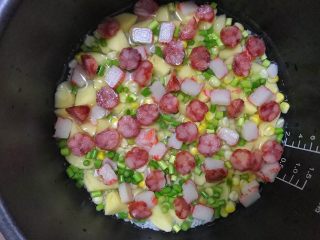 8、超满足便当（21）,最后铺上香肠片 腊肠买的三分肥七分瘦 遮阳的我觉得用来煮饭 出油很香特别好吃