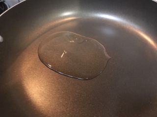 11、超满足便当（21）,锅内放油