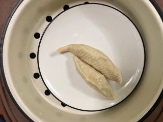 9、超满足便当（21）,然后放上架子 解冻洗净的鱼圆放上去 和米饭一起煮 超级简单方便！