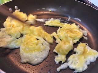 12、超满足便当（21）,倒入鸡蛋液用筷子搅散