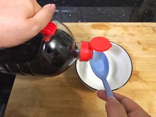 14、超满足便当（21）,用一个小碗来配置焖饭的调味 两勺生抽