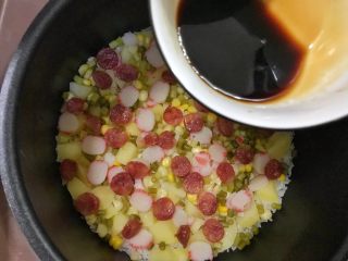 19、超满足便当（21）,开始撒调味汁 用勺子均匀的撒上去