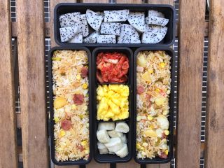 22、超满足便当（21）,再把鱼圆切块放进盒里 鸡蛋装进去 再加上一点泡菜 切好水果装好 最后再装入焖饭 