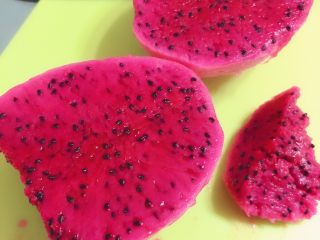 1、顺滑牛奶火龙果,一个红心火龙果，剥皮后红彤彤的特漂亮