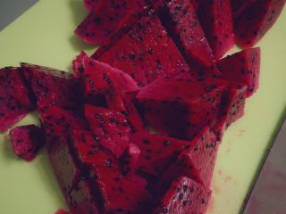 2、顺滑牛奶火龙果,切成小块